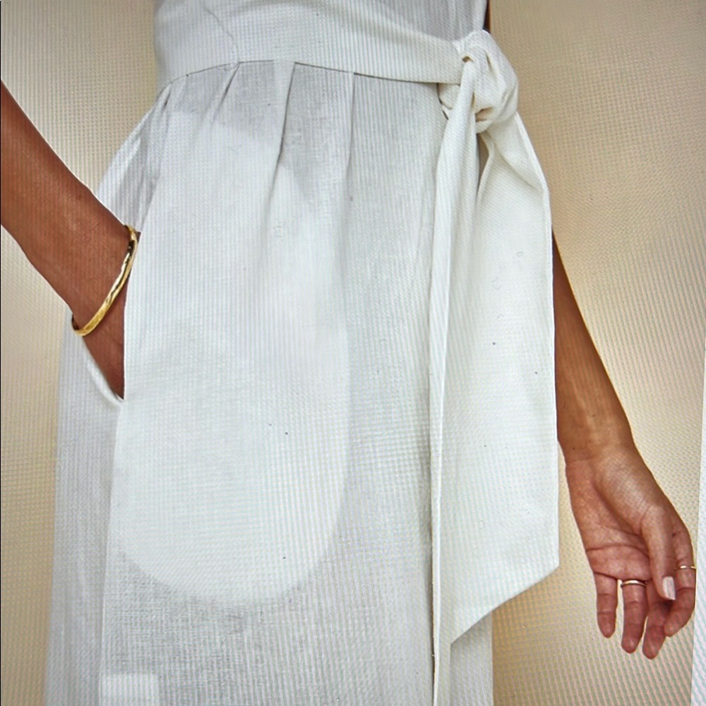 Elegant White Sleeveless Dress - Picture 8 of 8